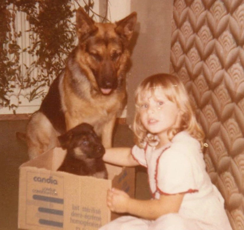 Déborah enfant et son berger allemand